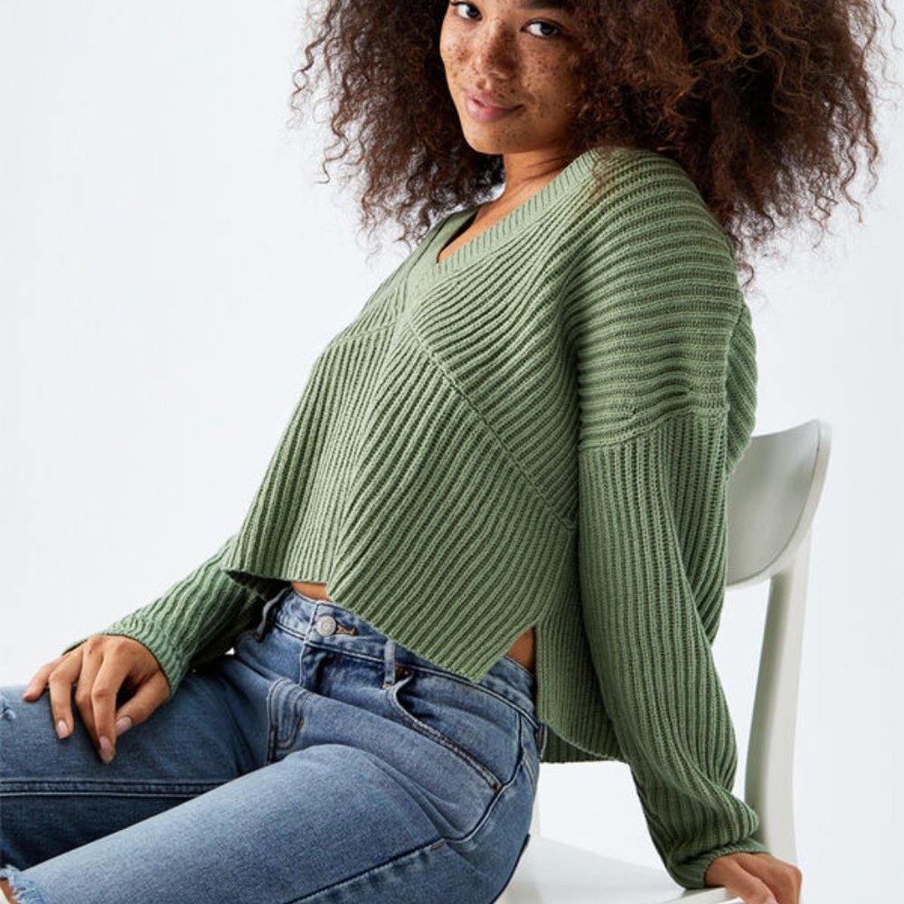 Kendall & Kylie Cropped V Neck Sweater